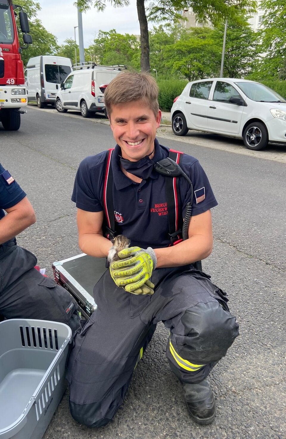 Feuerwehr rettet Katzen-Baby aus Motorraum eines Autos