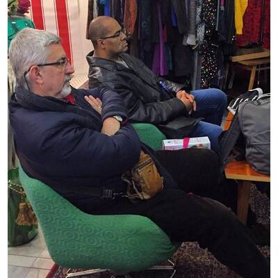 Männer beim Shopping