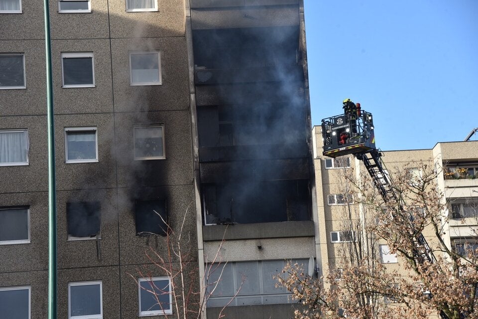 Großeinsatz nach Brand in Mehrparteienhaus in Wiener Neudorf