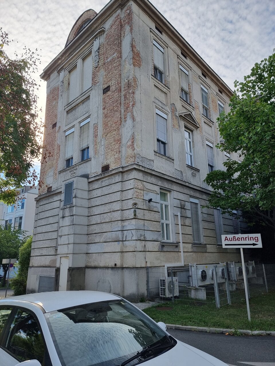 Die bröckelnde Fassade der Pavillons im Krankenhaus Hietzing.