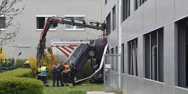 Zwei Autos stürzten aus Badner Parkhaus in die Tiefe