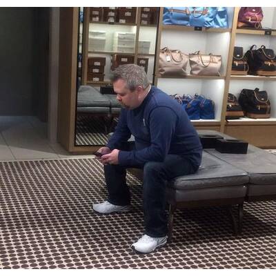 Männer beim Shopping