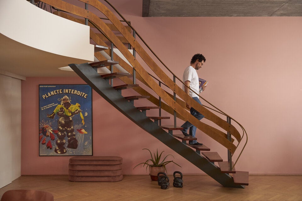 Stairway to Heaven. Vom großen Wohn- und Esszimmer führt eine stylische Holztreppe zur Galerie und in die Schlafräume.