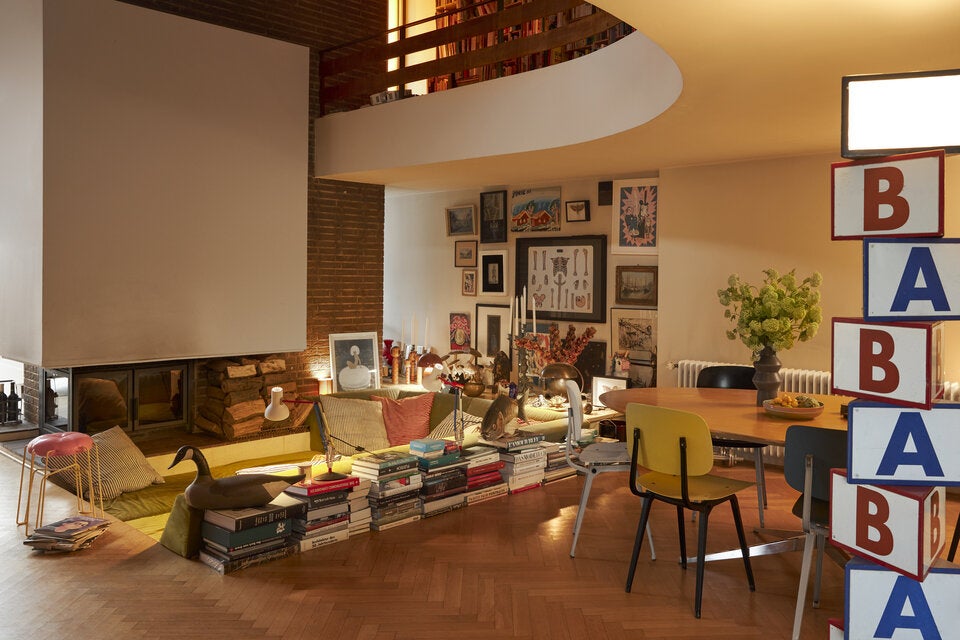 Bilder und Souvenirs von Entrups vielen Reisen schaffen Atmosphäre.