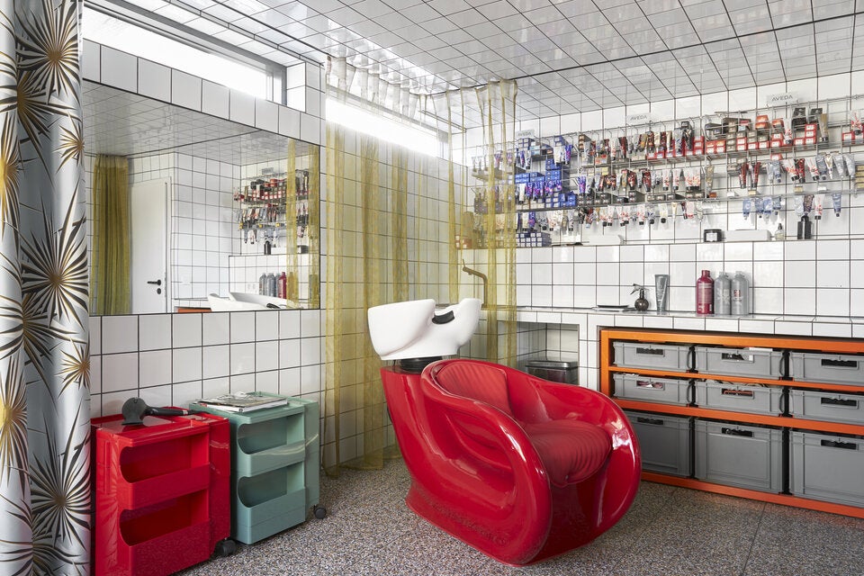 Persönliche Styling-Lounge. „Das Coronakind“ nennt Entrup sein Atelier, das er sich während der Pandemie eingerichtet hat. Hier zaubert er Freund:innen und Stars den perfekten Look.