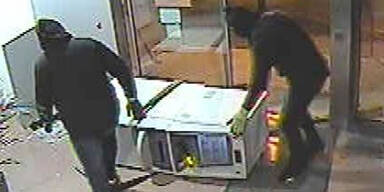 R&auml;uber stehlen Bankomat und fliehen in gestohlenem Auto