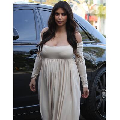 Kim Kardashian schwanger im Maxi-Kleid 