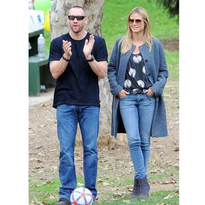 So stylish feuert Heidi ihre Kids am Fußballfeld an 