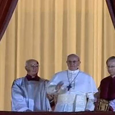 Weißer Rauch über Vatikan