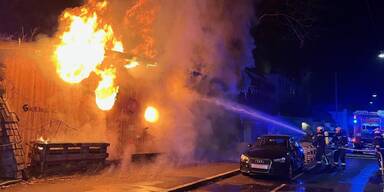 Flammeninferno in Wien: Zwei Geb&auml;ude abgefackelt