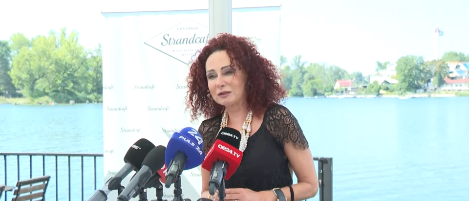 Statement von Christina Lugner im Strandcafe
