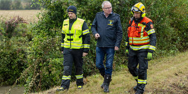 Landesvize Stephan Pernkopf (Mitte) im Rahmen des Hochwassereinsatzes im September 2024.
