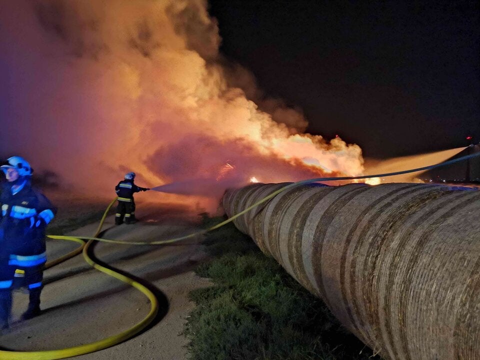 Feuer Gänserndorf Strohballen