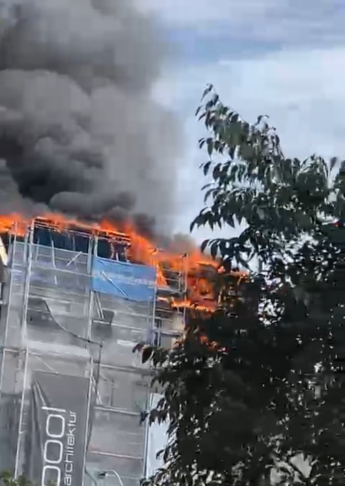 Riesen-Rauchsäule über Wien: Mega-Brand bei Marialhilfer Gürtel