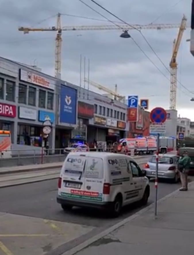 Nach Brand: Shoppingcenter in Simmering evakuiert