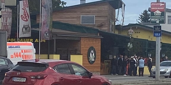 FPÖ-Abgeordneter von Aktivisten mit Torte attackiert