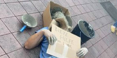 "Kunstaktion": Mann betoniert sich Kopf mitten in Wien zu