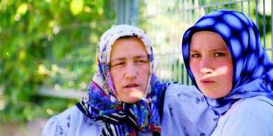 1. Bimfahrerin mit Kopftuch in Wien