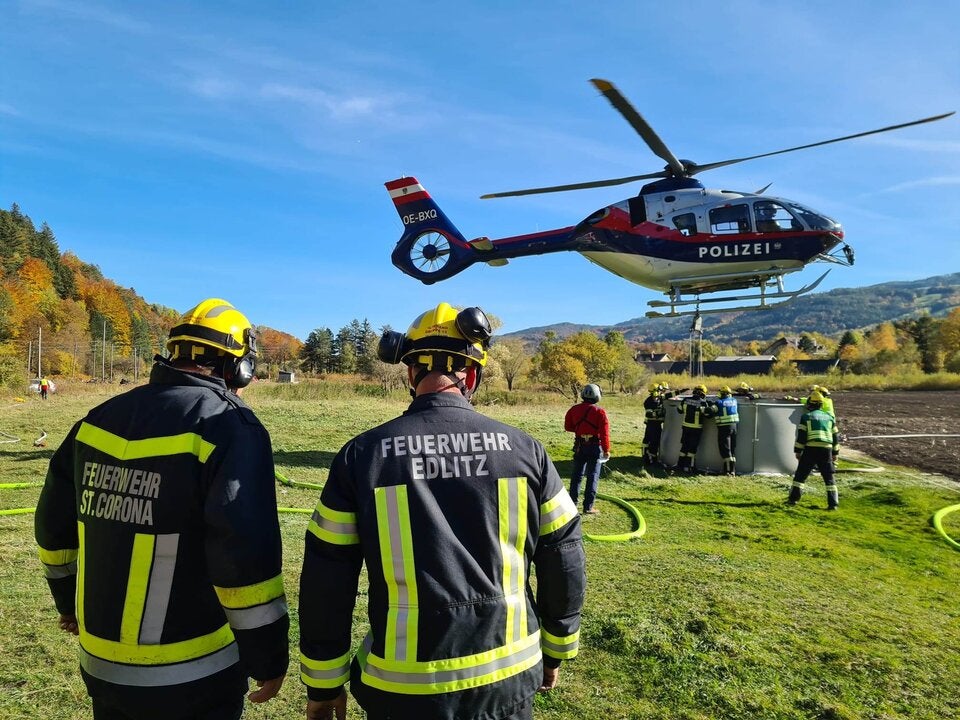 15 Feuerwehren kämpfen gegen Waldbrand in NÖ