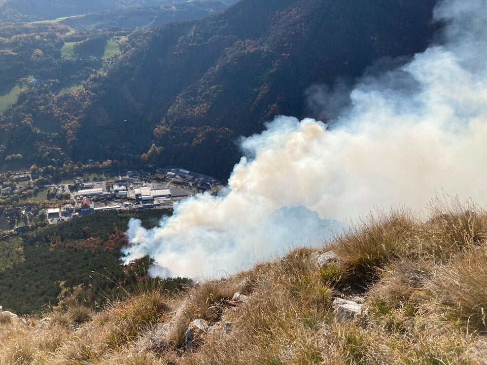 15 Feuerwehren kämpfen gegen Waldbrand in NÖ