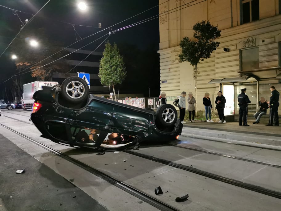 Auto-Unfall in Wien: Pkw bleibt auf Dach liegen