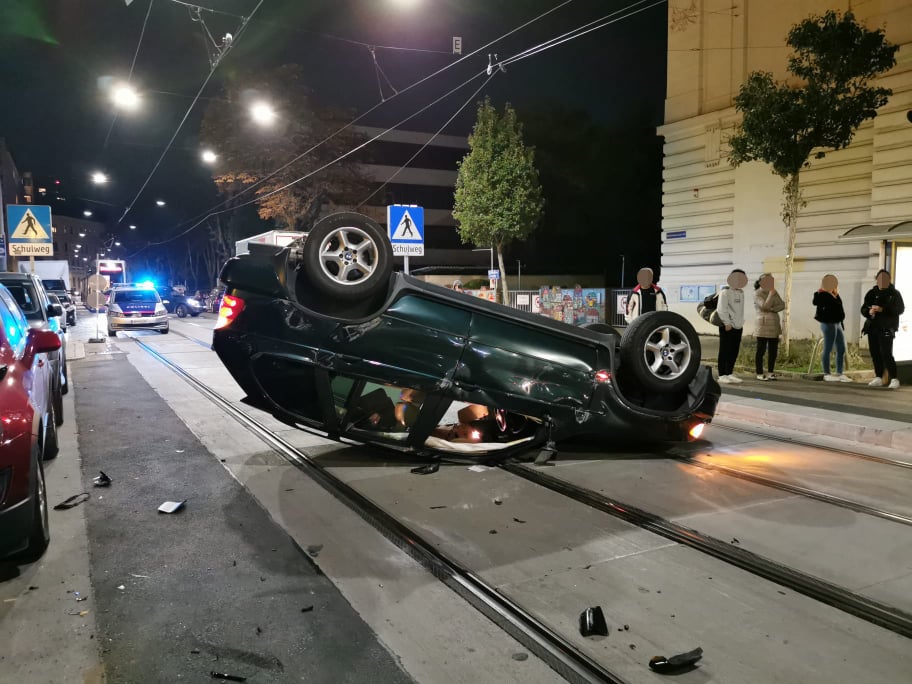 Auto-Unfall in Wien: Pkw bleibt auf Dach liegen