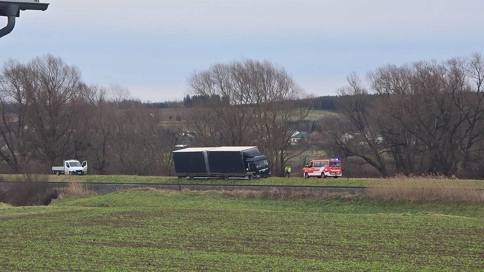 Navi Hochwasserdamm Lkw
