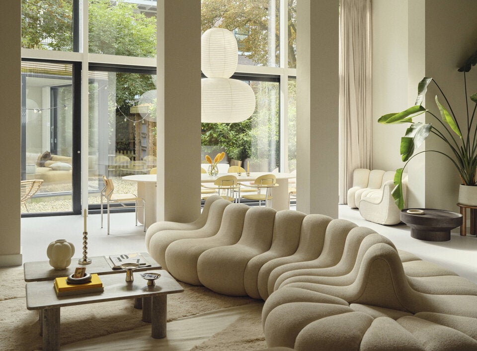 Helle Farben und ein perfekter Stilmix verleihen dem Zuhause des Models einladenden Chic.