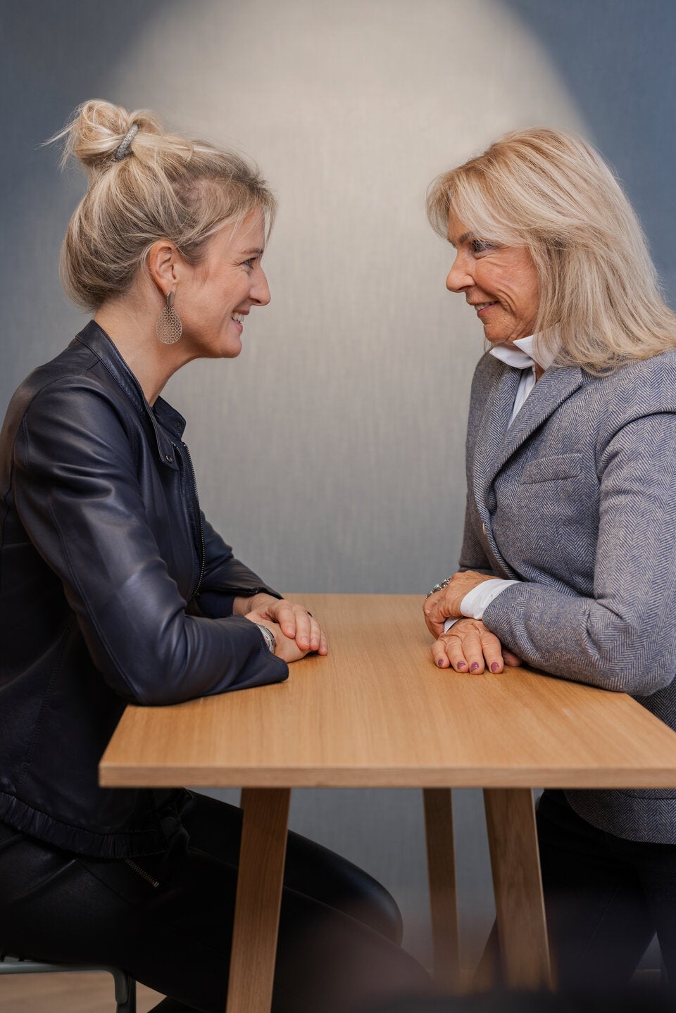 Susanne Degn mit ihrer Mutter Mucky Degn, die sich nach 50 Jahren aus dem Geschäft zurückzog.