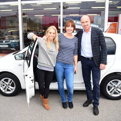 Herausgeberin Jenny Magin, Gewinnerin Bettina, und Porsche Wien Liesing Chef Peter Herget 