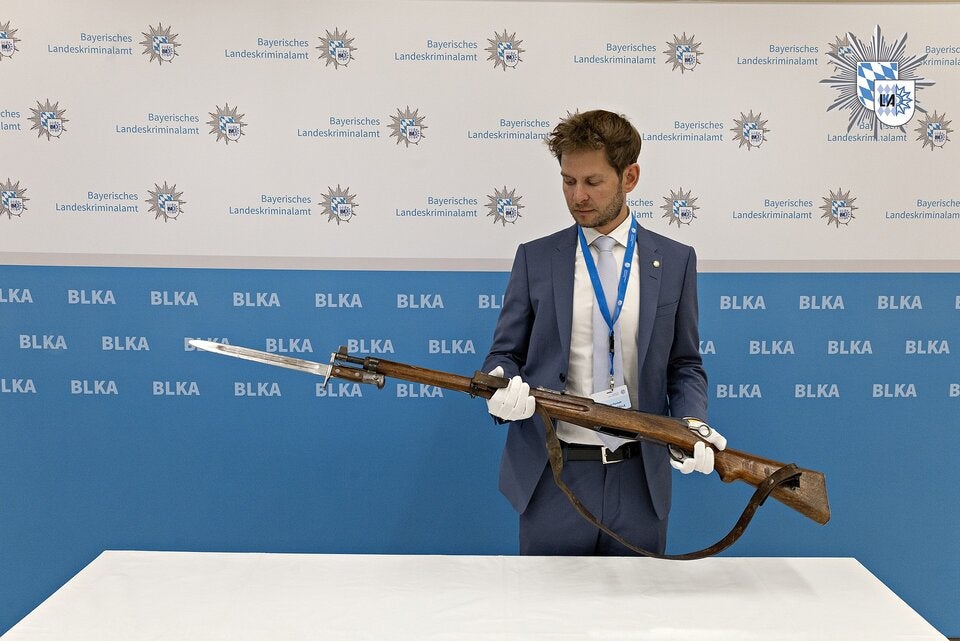 LKA-Sprecher Fabian Puchelt zeigt bei der Pressekonferenz das Repetiergewehr des Austro-Islamisten