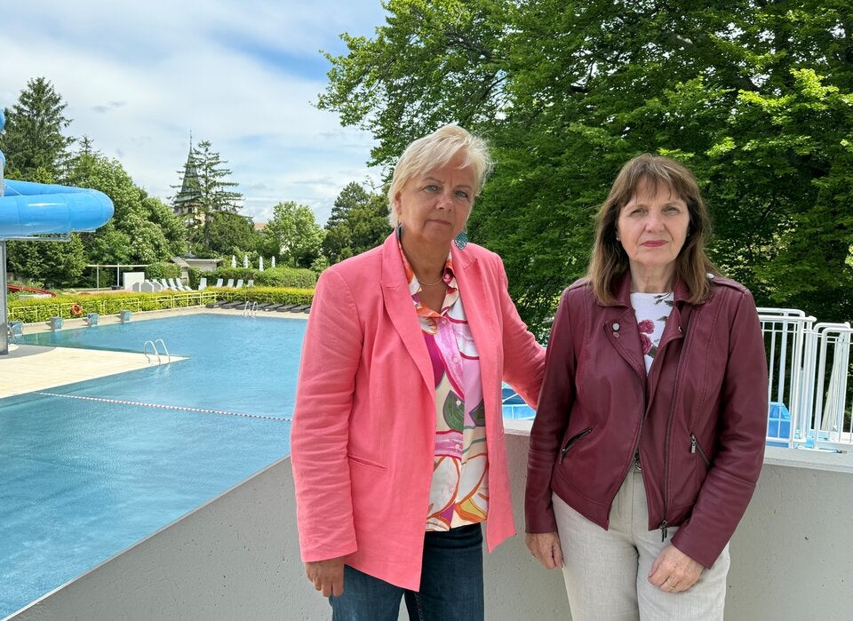 Die Bürgermeisterinnen Andrea Kö (Perchtoldsorf) und Silvia Drechlser (Mödling) sehen die Zukunft der Gemeindebäder im Bezirk Mödling gefährdet.  
