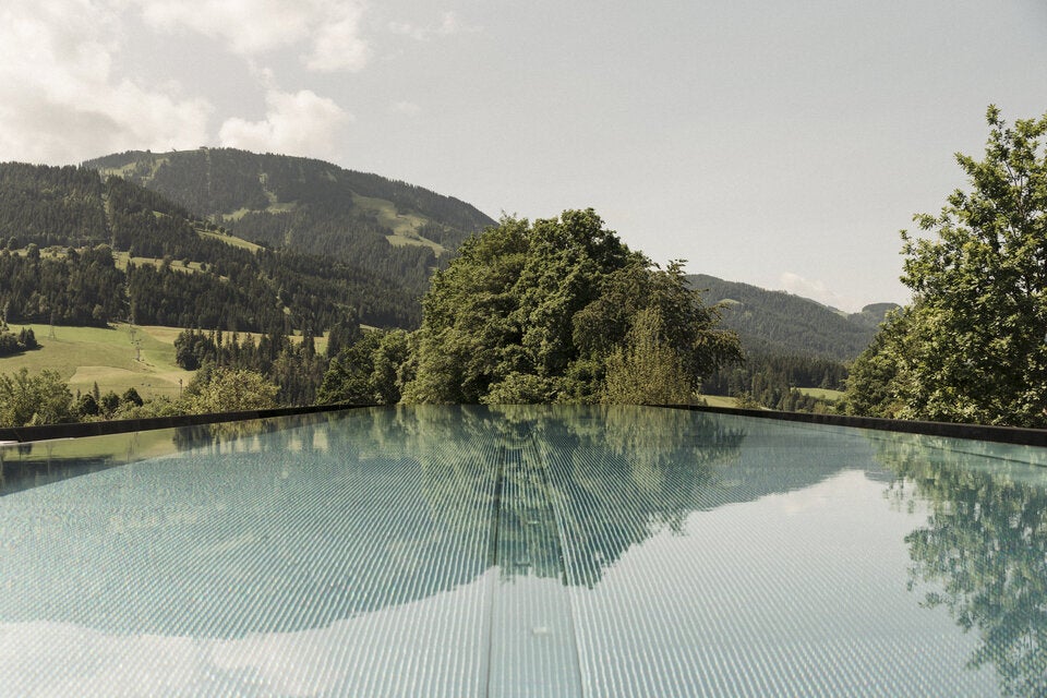Adults-Only-NATÜRLICHCh.Spa. Neben dem Infinity-Pool laden hochwertige Behandlungen mit biologisch zertifizierten Produkten zum Entspannen ein.