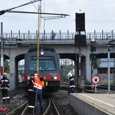 Oberleitung bei Liesing gerissen