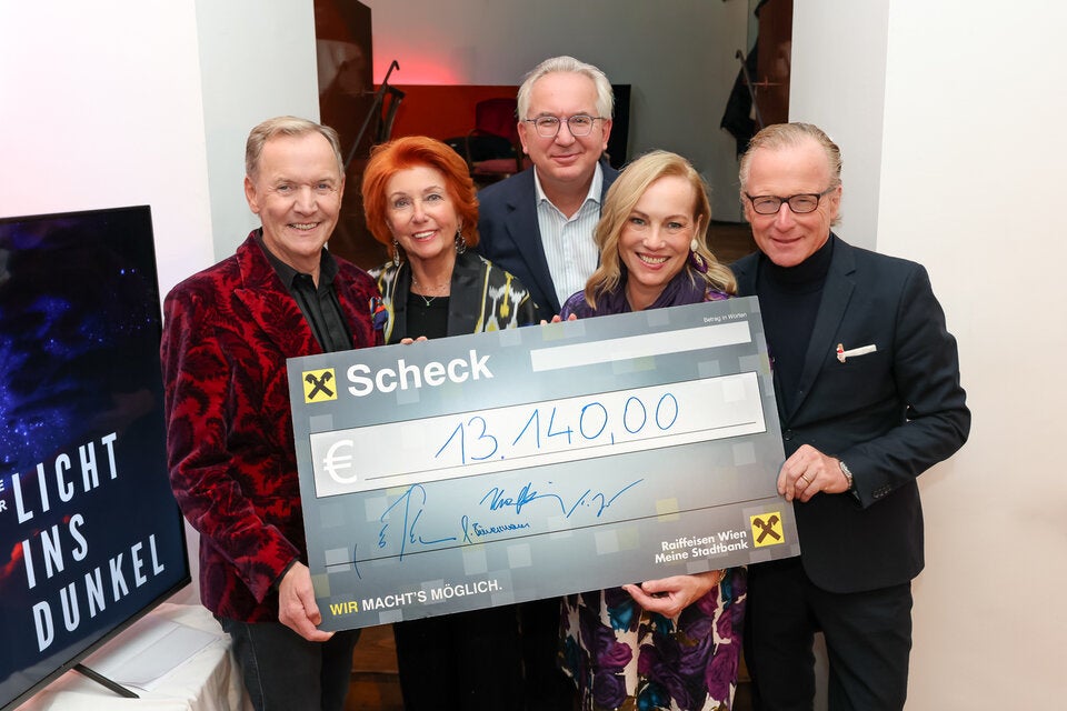 Ossi Schellmann und Inge Klingohr mit Unterstützern und Spendenscheck.