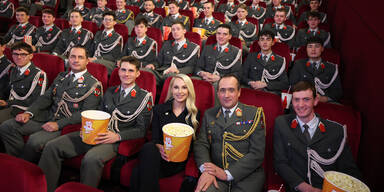 Silvia Schneider im Kinosaal mit 120 Gardisten.