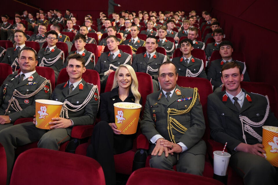 Silvia Schneider im Kinosaal mit 120 Gardisten.