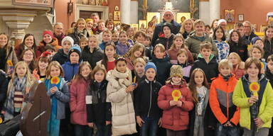 Die Musikerinnen und Musiker mit den Vertretern der Stadtgemeinde M&ouml;dling in der Waisenhauskirche.&nbsp;