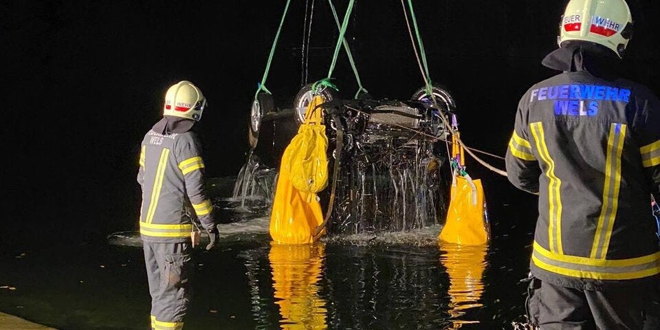 Auto stürzte in Lambach in die Traun: Jugendlicher tot