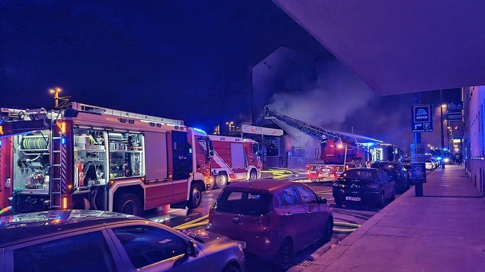 Wien: Autohändler stand lichterloh in Flammen
