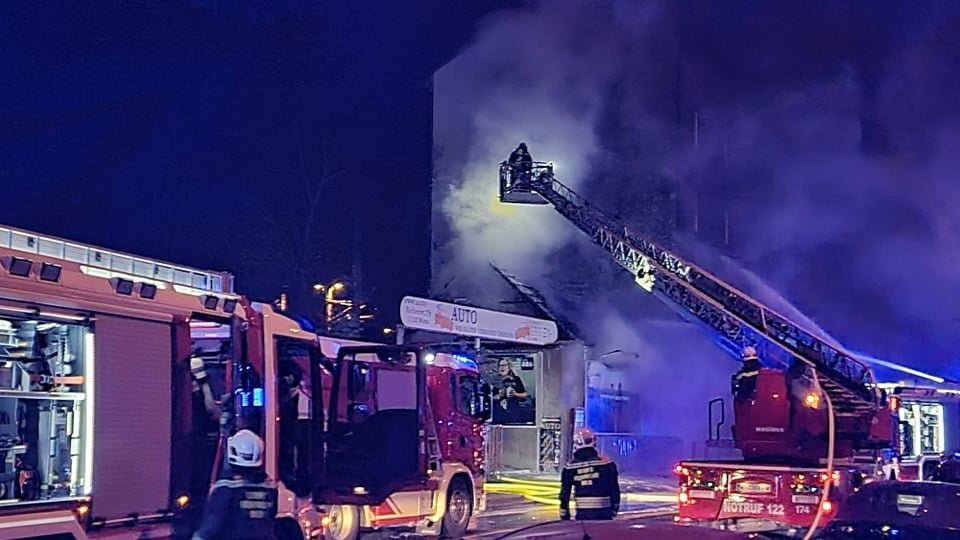 Wien: Autohändler stand lichterloh in Flammen