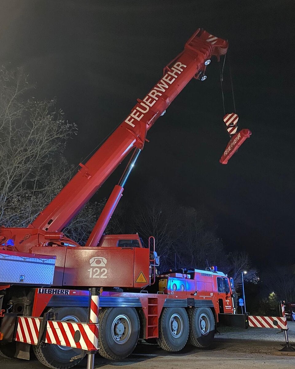 Auto stürzte in Lambach in die Traun: Jugendlicher tot