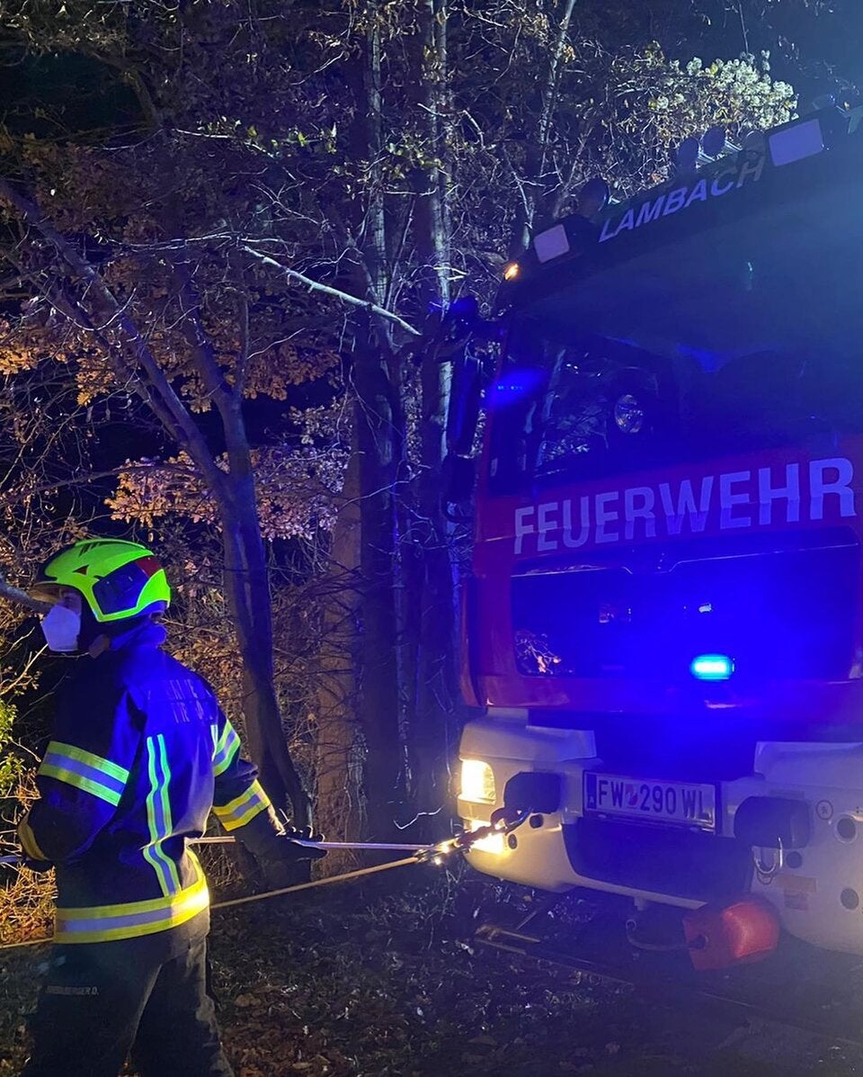Auto stürzte in Lambach in die Traun: Jugendlicher tot