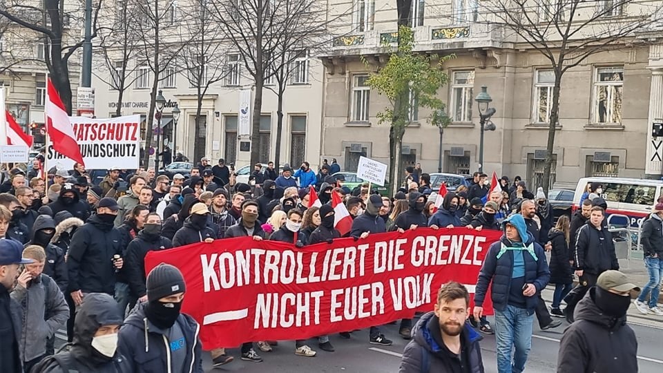 Polizei-Bilanz zu Corona-Demo: Festnahmen & Pfefferspray-Einsatz
