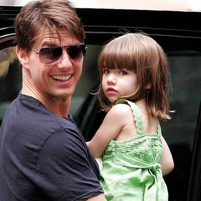 Warum zerren sie Suri so vor die Kameras?