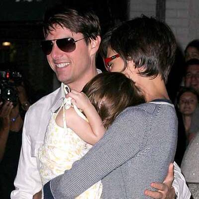 Warum zerren sie Suri so vor die Kameras?