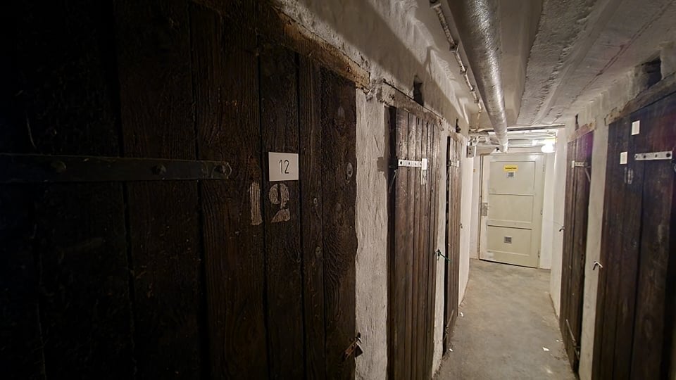 Mord-Alarm in Wien: Frau (60) tot in Kellerabteil gefunden