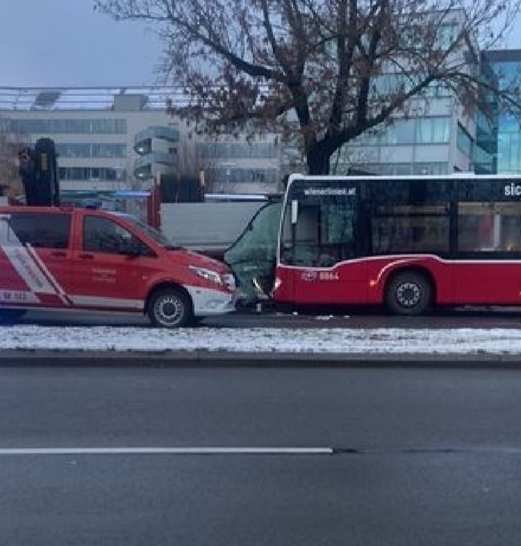 Linienbus krachte gegen Lkw – zwei Verletzte