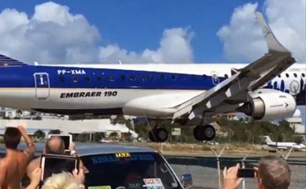 Flieger landet neben Strandgästen