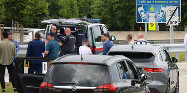 Schüsse aus fahrendem Hochzeitskonvoi auf der A1